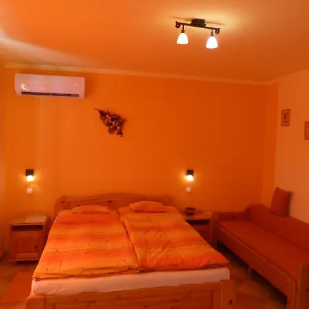 Napfeny Es Vendeghaz Apartment *