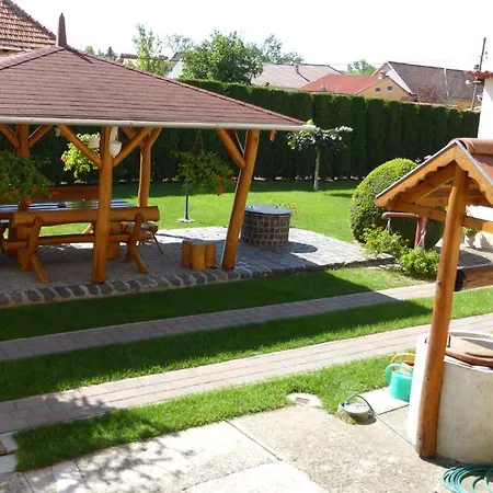 Napfeny Es Vendeghaz Apartament