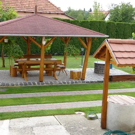 Napfeny Es Vendeghaz Apartment *
