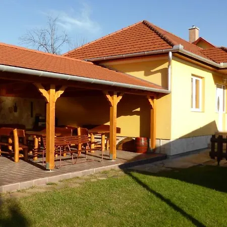 Napfeny Es Vendeghaz Apartment